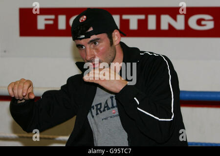 Joe Calzaghe during a work out session at Shannon's Gym, Manchester, Wednesday March 1, 2006. Calzaghe and Jeff Lacy fight for the WBO & IBF Super-Middleweight Championship of the World on Saturday at the MEN Arena. See PA story BOXING Calzaghe. PRESS ASSOCIATION Photo. Photo credit should read: Nick Potts/PA. Stock Photo