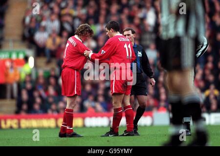 Soccer - FA Carling Premiership - Liverpool v Newcastle United. Referee Stephen Lodge (right) watches as Liverpool's Jamie Redknapp (centre) checks on injured teammate Steve McManaman (left) Stock Photo