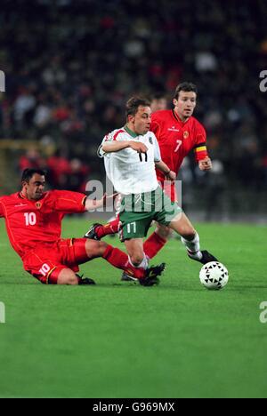 Soccer - Friendly - Belgium v Bulgaria. Bulgaria's Ilian Iliev (centre) cuts between Belgium's Johan Walem (left) and Marc Wilmots (right) Stock Photo