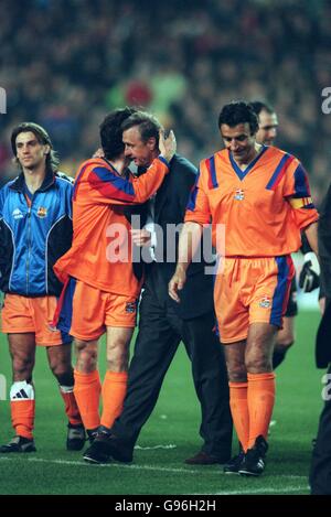 Johan Cruyff embraces members of his Dream Team after the game Stock Photo