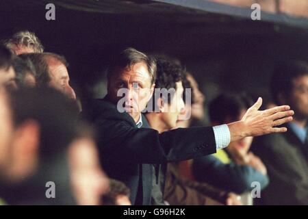 Soccer - Johan Cruyff Testimonial - Johan Cruyff Dream Team v Barcelona. Johan Cruyff makes a point to his assistant Stock Photo