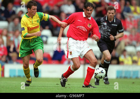 Soccer - Nationwide League Division One - Bristol City v Norwich City. Bristol City's Vilmos Sebok (right) passes the ball under pressure from Norwich City's Chris Llewellyn (left) Stock Photo