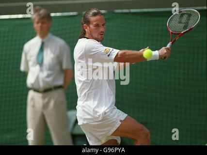 Tennis - Wimbledon . mens singles-Patrick Rafter v Andre Agassi. Patrick Rafter plays a backhand Stock Photo