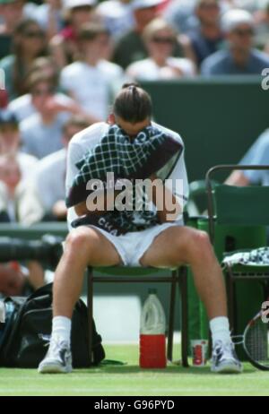 Tennis - Wimbledon . mens singles-Patrick Rafter v Andre Agassi. Patrick Rafter holds his head in his hands Stock Photo