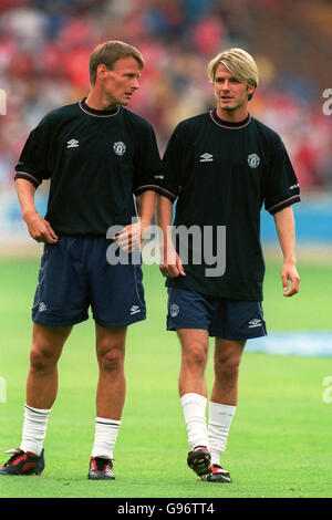 Soccer - One 2 One FA Charity Shield - Manchester United v Arsenal. Manchester United's Teddy Sheringham (left) and David Beckham (right) Stock Photo