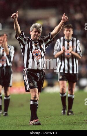 Kevin Keegan, playing for the Peter Beardsley Select XI, waves to the fans at St James's Park Stock Photo