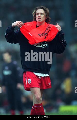 Liverpool's Steve McManaman removes his Reebok bib during the pre match warm up Stock Photo