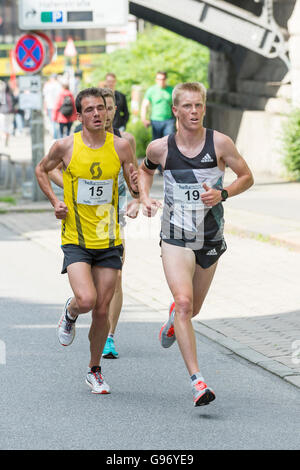Dennis Laerte (15), Steffen Uliczka (19), 22. Hella Halbmarathon 26.06.2016, Hamburg, Deutschland Stock Photo