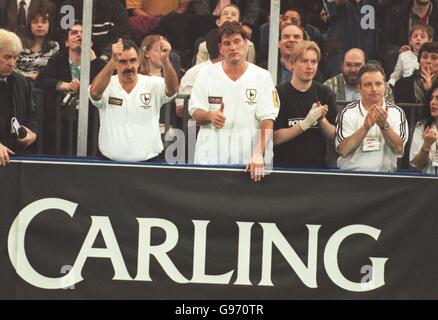 Soccer - Carling London Masters Five-A-Side Tournament - London Arena. Tottenham Hotspur's John Gorman (left) and Glenn Hoddle (centre) give the thumbs up after a Spurs victory Stock Photo