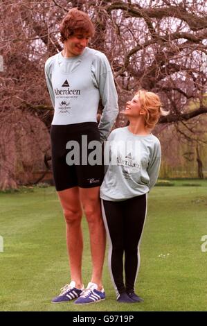 Cambridge university have the tallest & shortest crew in 4th oar 6'9' Joshua West (L)  & 5'0' cox Vian Sharif Stock Photo