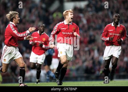 Soccer - FA Carling Premiership - Manchester United v Sheffield Wednesday. Manchester United's Paul Scholes celebrates his goal with David Beckham and Andy Cole against Sheffield Wednesday Stock Photo