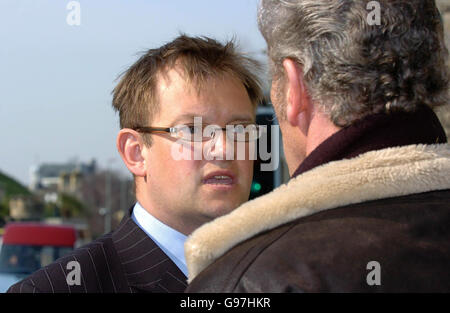 Pathologist Dr Nicholas Hunt (left), is confronted by Tony Hamilton-Jowell the brother of sgt Simon Jowell, one of the six Red Caps who died on June 24 2003 in the town of Al Majar Al Kabir near Basra, confronts outside Oxford Old Assizes, Wednesday March 15 2006. The relatives of all six Redcaps have accused the army of showing a 'cavalier attitude' towards the safety of the men, and claimed there was a 'cover-up' to protect the army. See PA Story INQUEST Redcap. PRESS ASSOCIATION Photo. Photo credit should read: Chris Radburn/PA Stock Photo