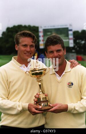 The Swedish members of the European team, Jarmo Sandelin (left) and Jesper Parnevik (right), with the Ryder Cup Stock Photo