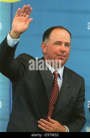 Golf - The 33rd Ryder Cup Matches - The Country Club - Brookline. USA's Mark O'Meara waves to the crowd Stock Photo