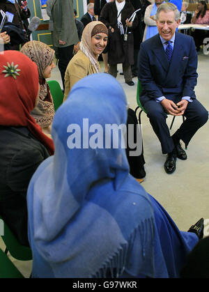 Britain's Prince of Wales speaks with women from the 'Bedford Sisters Forum' while visiting a community centre in the Queen's Park area of Bedford, Monday March 6, 2006. Prince Charles visited the neighbourhood to see how different faith communities in Bedford are working together to engage children from all faiths. See PA story ROYAL Charles. PRESS ASSOCIATION photo. Photo credit should read: Odd Andersen/AFP/WPA rota/PA.