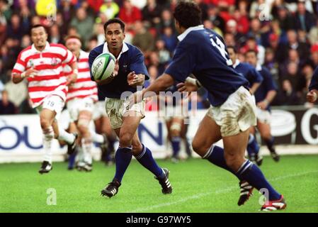 Rugby Union - Rugby World Cup 99 - Pool D - Western Samoa v Japan. Western Samoa's To'o Vaega (left) spins the ball out to teammate Brian Lima (right) Stock Photo