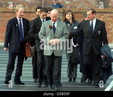 Soccer - England 2006 World Cup Bid - FIFA Inspection Team in Manchester. Sir Bobby Charlton (centre) leads the FIFA Inspection Team to Old Trafford Stock Photo