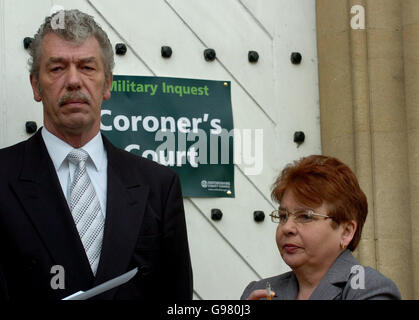 Tony Hamilton Jewell (left) and Pat Long, relatives of two of the six Red Caps who died on June 24 2003 in the town of Al Majar Al Kabir near Basra, arrive at Oxford Old Assizes, Tuesday March 14 2006. Inquests are to be held this morning into the deaths of six Royal Military Policeman killed by a mob in southern Iraq after becoming trapped in a police station. See PA Story INQUEST Redcap. PRESS ASSOCIATION PHOTO. Photo credit should read: Chris Radburn/PA Stock Photo