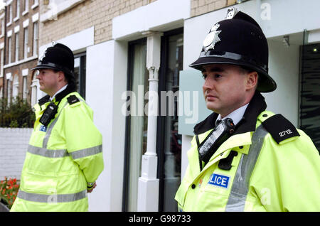 Police stand outside the Hope Street Hotel in Liverpool, Thursday March 30, 2006, where US Secretary of State Condoleezza Rice travelled to from Liverpool airport during her visit to the region. See PA Story POLITICS Rice. PRESS ASSOCIATION Photo. Photo credit should read: Peter Byrne/PA. Stock Photo