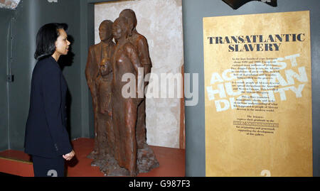 US Secretary of State Condoleeza Rice visit the slave exhibition in the Maritime Museum .Liverpool, Saturday April 1 2006, with Foreign Secretary Jack Straw. Dr Rice is on a two day visit to the region at the invitation of Jack Straw. See PA Story POLITICS Rice. PRESS ASSOCIATION PHOTO. Photo Credit PETER BYRNE/PA/WPA ROTA Stock Photo