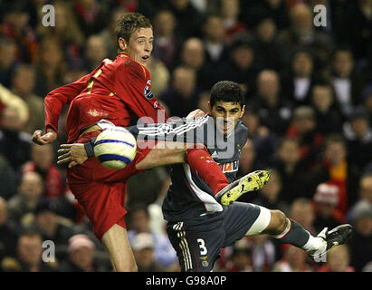 Liverpool's Peter Crouch (L) battles with Benfica's Cleber Beraldo Anderson for the ball during the UEFA Champions League second round, second leg match at Anfield Stadium, Liverpool, Wednesday March 8, 2006. PRESS ASSOCIATION Photo. Photo credit should read: Peter Byrne/PA. Stock Photo