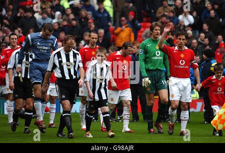 Soccer - FA Barclays Premiership - Manchester United v Newcastle United - Old Trafford. The teams are leads out by Newcastle United captain Alan Shearer and MAnchester United captain Gary Neville Stock Photo