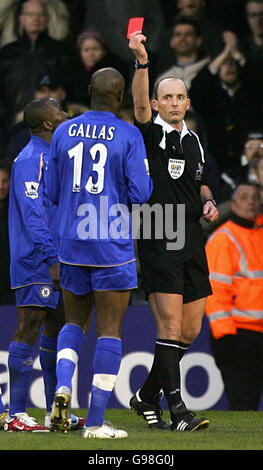 PA library file dated 19/03/2006 of Chelsea's William Gallas being sent off by referee Mike Dean. Chelsea have been charged by the Football Association with failing to control their players for the second time in 15 days, Thursday March 23, 2006. The new charge relates to their conduct following the sending-off of William Gallas late on in last Sunday's match against Fulham. See PA story SOCCER Discipline Chelsea. PRESS ASSOCIATION Photo. Photo credit should read: Nick Potts/PA. Stock Photo