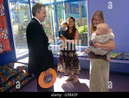 Britain's Prime Minister Tony Blair meets mothers and children during his visit to Auckland Mountain View School in New Zealand, Wednesday March 29, 2006. Mr Blair will head to Indonesia today on the last leg of his marathon diplomatic mission. His trip to Jakarta follows earlier talks with New Zealand Premier Helen Clark in Auckland. See PA story POLITICS Blair. PRESS ASSOCIATION photo. Photo credit should read: Stefan Rousseau/PA. Stock Photo