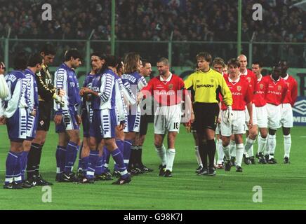 Soccer - UEFA Champions League - Group B - Fiorentina v Manchester United. The two teams shake hands before the match Stock Photo