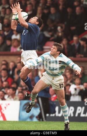 Western Samoa's Brian Lima (left) goes up for a high ball under pressure from Argentina's Eduardo Simone (right) Stock Photo