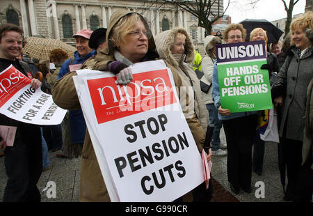 Striking workers gather at Belfast City Hall, Tuesday March 28, 2006. Thousands of public sector workers are taking part in a 24-hour strike across Northern Ireland in protest over their pension arrangements. All bus and rail services have been cancelled and the 65,000 pupils who use school buses had to make other plans. See PA story INDUSTRY Strike. PRESS ASSOCIATION Photo. Photo credit should read: Paul Faith / PA . Stock Photo