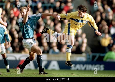 Soccer - AXA FA Cup - Fourth Round - Manchester City v Leeds United. Leeds United's Ian Harte scores the first equalising goal of the game Stock Photo