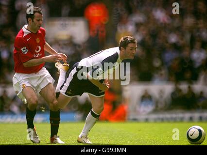 Soccer - FA Barclays Premiership - Tottenham Hotspur v Manchester United - White Hart Lane. Manchester United's Ryan Giggs tackles Tottenham Hotspurs' Robbie Keane Stock Photo