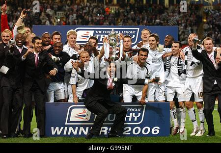 Soccer - LDV Vans Trophy - Final - Carlisle United v Swansea City - Millennium Stadium. Swansea City' team celebrate with the trophy Stock Photo