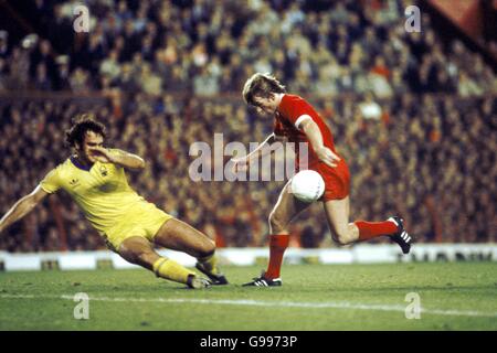 Soccer - European Cup - First Round Second Leg - Liverpool v Nottingham Forest. Nottingham Forest's Larry Lloyd (left) slides in to tackle Liverpool's Kenny Dalglish (right) Stock Photo