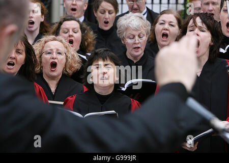 Conductor Proinnsias O Duinn conducts the Choir at the anniversary of the first ever performance of Handel's Messiah was celebrated today by hundreds of music fans in Fishamble Street, Temple Bar, Dublin. Stock Photo