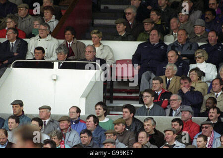 Soccer - Barclays League Division One - Nottingham Forest v Manchester City - City Ground. Nottingham Forest Manager Brian Clough (far right) in the director's box not too far from England Manager Graham Taylor (far left). Stock Photo