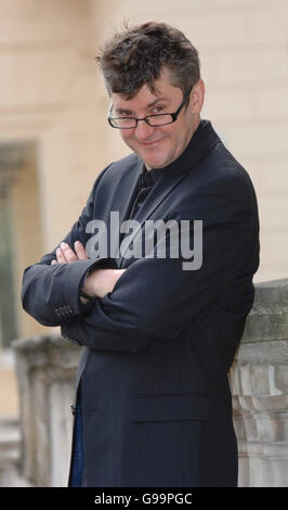 Joe Pasquale at W'SENS restaurant bar, Central London. PRESS ASSOCIATION Photo. Picture date: Wednesday 19 April 2006. Joe Pasquale is the new host of the television game show 'The Price Is Right', which is to be aired on May 8th 2006, on ITV1. PRESS ASSOCIATION Photo. Photo Credit should read: Steve Parsons/PA. Stock Photo