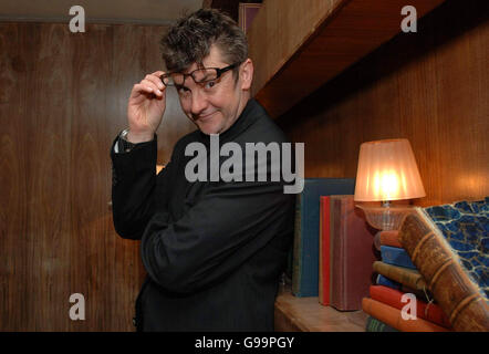 Joe Pasquale at W'SENS restaurant bar, Central London. PRESS ASSOCIATION Photo. Picture date: Wednesday 19 April 2006. Joe Pasquale is the new host of the television game show 'The Price Is Right', which is to be aired on May 8th 2006, on ITV1. PRESS ASSOCIATION Photo. Photo Credit should read: Steve Parsons/PA. Stock Photo
