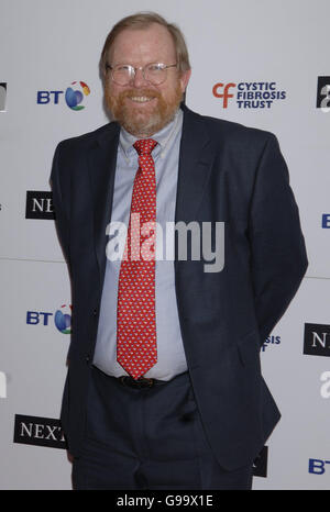 Bill Bryson arrives at the Breathing Life Awards 2006, at the Royal Lancaster Hotel, central London. PRESS ASSOCIATION Photo. Picture date: Thursday 27 April 2006. The awards celebrate the achievements of youngsters with Cystic Fibrosis. PRESS ASSOCIATION Photo. Photo credit should read: Yui Mok/PA Stock Photo