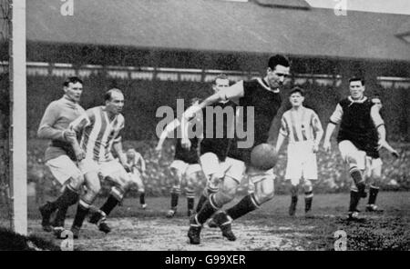 Soccer - FA Cup - Final - Aston Villa v Huddersfield Town - Stamford Bridge. Aston Villa's Andy Ducat (third r) brings the ball down in his own six-yard box, watched by goalkeeper Sam Hardy (l) Stock Photo