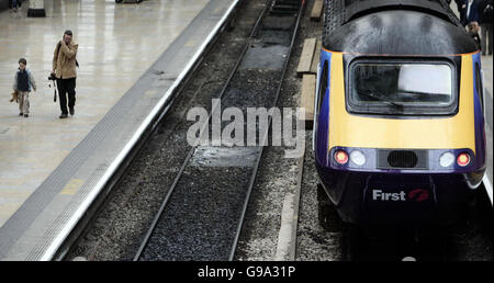 A new look high speed train sits on platform one at Paddington Station, London, Monday April 3, 2006, for the official launch of the new Greater Western Franchise The new franchise combines the services operated by Wessex Trains, First Great Western and First Great Western Link. See PA Story RAIL Western. PRESS ASSOCIATION Photo. Photo credit should read: Andrew Parsons/PA. Stock Photo