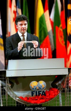 FIFA General Secretary Michel Zen-Ruffinen shows that England have been drawn out in the FIFA World Cup 2002 Preliminary Draw Stock Photo