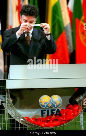 FIFA World Cup 2002 Preliminary Draw - Tokyo International Forum. FIFA General Secretary Michel Zen-Ruffinen shows that Germany have been drawn out in the FIFA World Cup 2002 Preliminary Draw Stock Photo