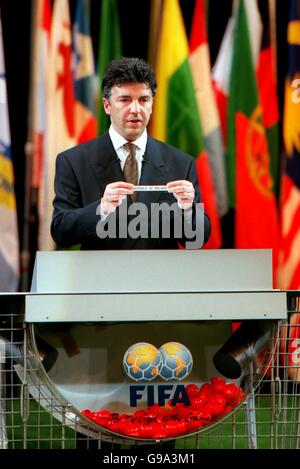 FIFA General Secretary Michel Zen-Ruffinen shows that the Republic of Ireland have been drawn out in the FIFA World Cup 2002 Preliminary Draw Stock Photo