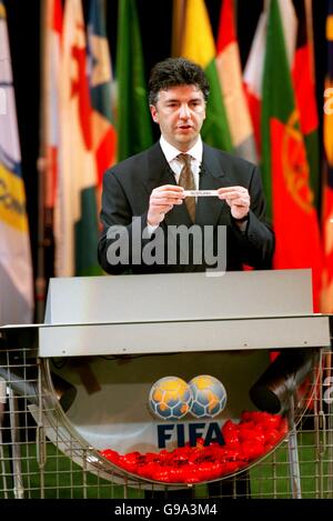 FIFA General Secretary Michel Zen-Ruffinen shows that Scotland have been drawn out in the FIFA World Cup 2002 Preliminary Draw Stock Photo