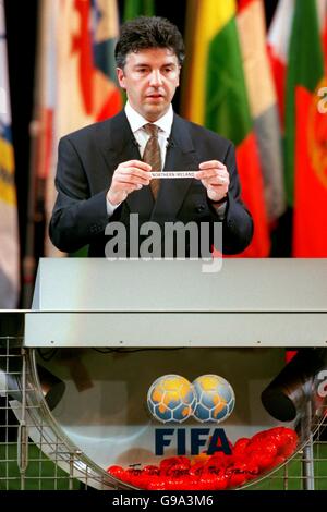 FIFA General Secretary Michel Zen-Ruffinen shows that Northern Ireland have been drawn out in the FIFA World Cup 2002 Preliminary Draw Stock Photo