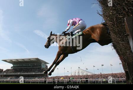 Horse Racing - The 2006 John Smith's Grand National Meeting - Aintree Stock Photo