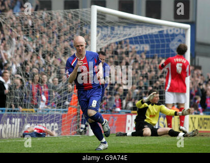 SOCCER Crystal Palace. Crystal Palace's Andrew Johnson celebrates scoring against Crewe during the Coca-Cola Championship match at Selhurst Park, London. Stock Photo