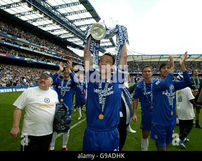 Soccer - FA Barclays Premiership - Chelsea v Manchester United - Stamford Bridge. Chelsea's John Terry celebrates with the Premiership Trophy Stock Photo